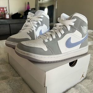 WMNS AIR JORDAN 1 MID WOLF GREY